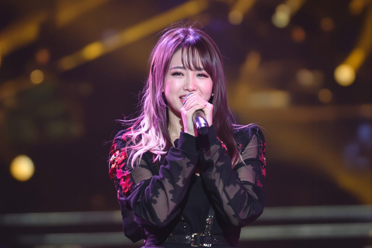 吃瓜网站入口 - 某女团成员舞台表演失误后痛哭，后台画面令人心疼